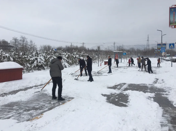 瑞雪兆豐年 掃雪保安全——市產(chǎn)投集團團委組織開展積雪清掃活動(圖1)